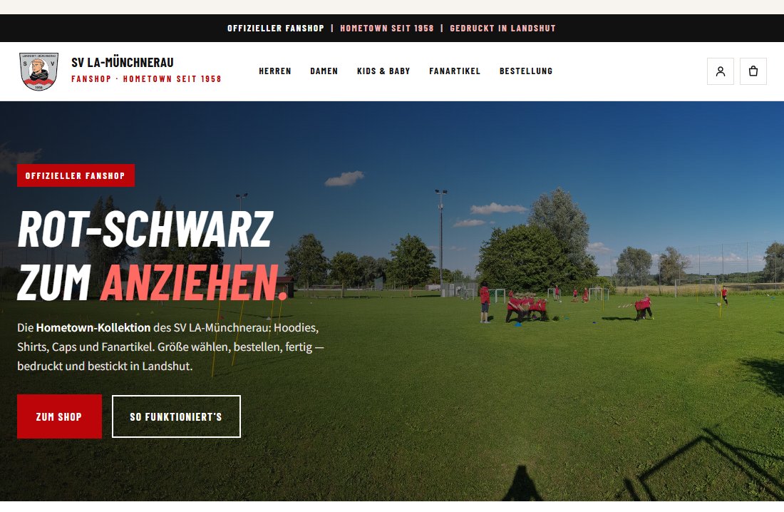 Startseite des Fanshops des SV Landshut-M&uuml;nchnerau: rot-schwarzer Auftritt mit Wappen &uuml;ber dem Trainingsplatz-Panorama