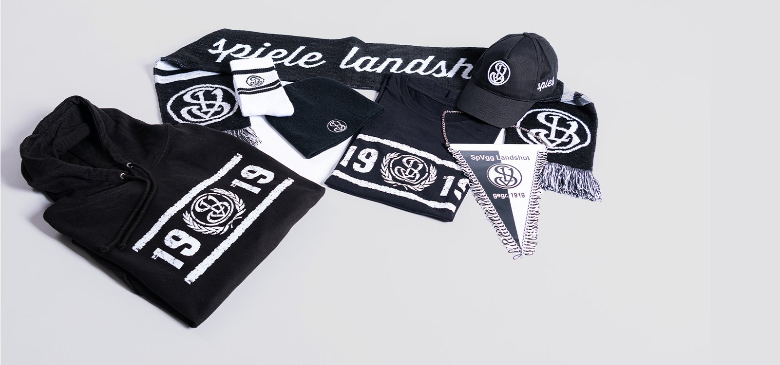 Fanartikel der SpVgg Landshut als Flatlay arrangiert