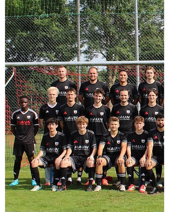 Erste Mannschaft des SV LA-Münchnerau im Auswärtstrikot